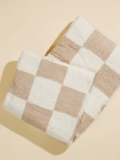 Checkered Plush Blanket -Tullabee 004136 TCPB WHITE 02